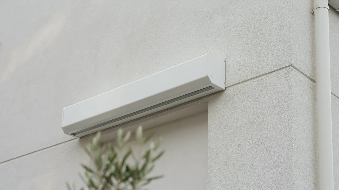 Toldo con cofre recogido en fachada blanca