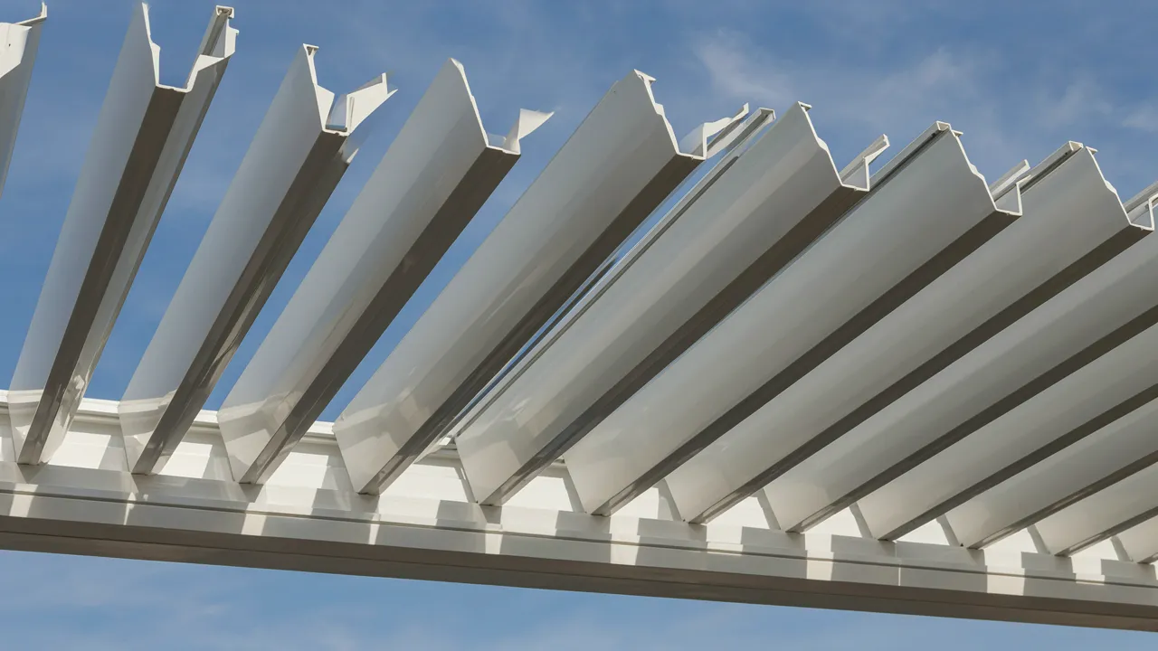 Lamas orientables de pérgola bioclimática