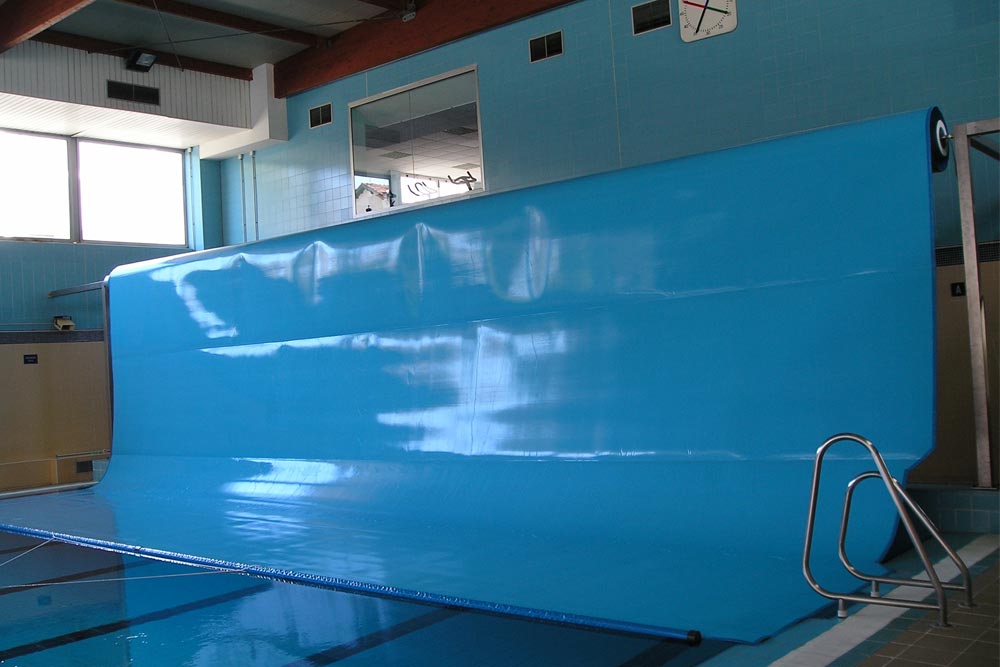 Instalación elevada de un enrollador para cobertores en piscina interior