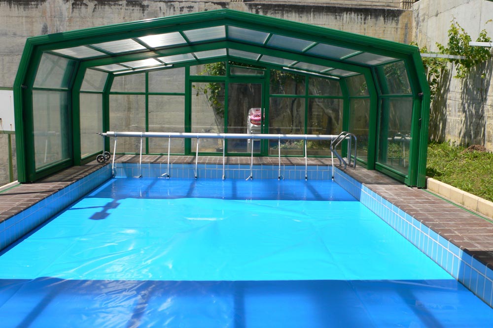Cobertor flotante térmico mousse en piscina con cobertizo