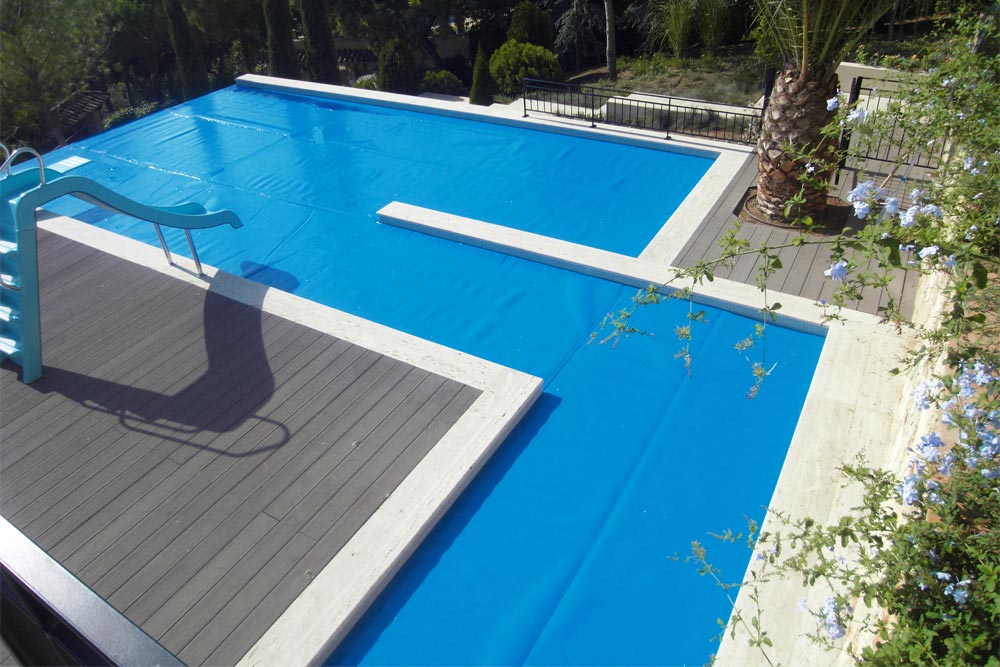 Superflex thermal floating blanket in private pool