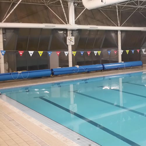 Instalación fija de cubiertas en enrolladores para piscina pública