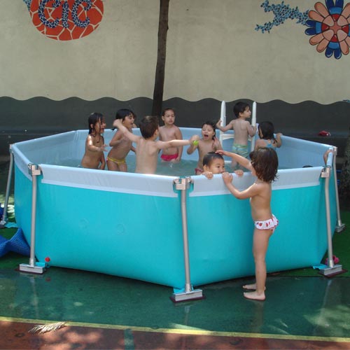 Flipper piscina octogonal destacável no jardim com as crianças