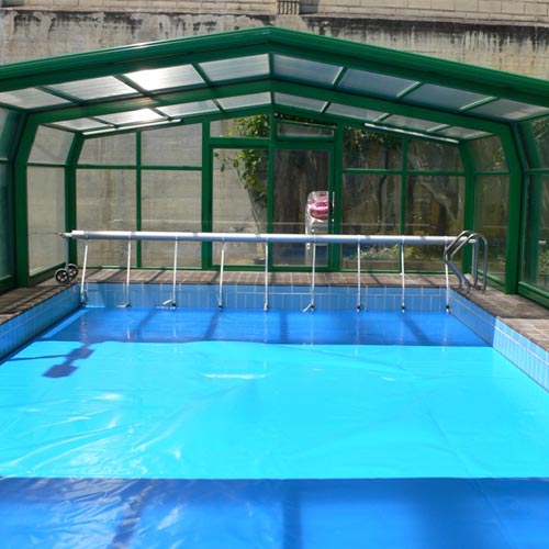 Cobertor flotante térmico mousse en piscina con cobertizo