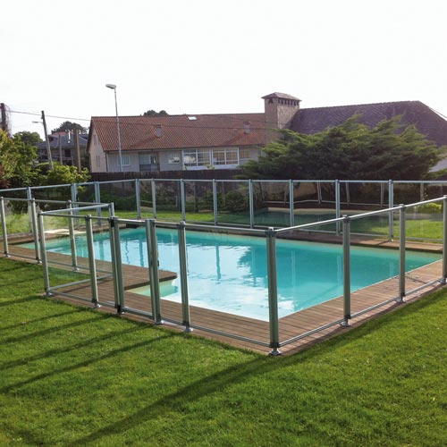 Valla de protección transparent en piscina en jardín