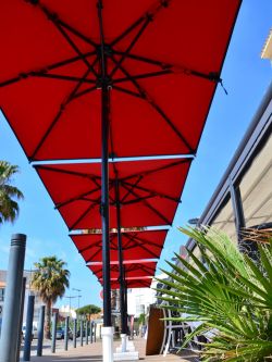 Cinco guarda-sóis de Ibiza com tela vermelha