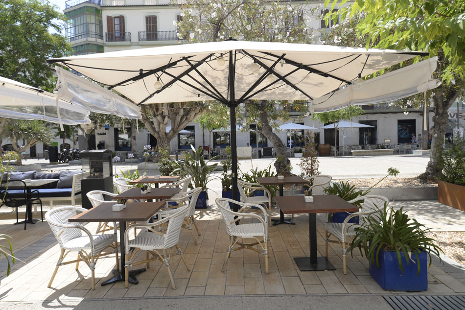 Bahía parasol sur la terrasse de un restaurant
