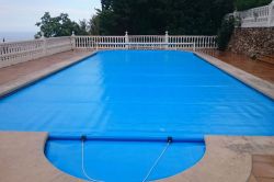 Floor reel on the edge of the pool.