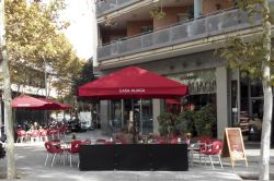 Parasol ibiza rojo en terraza de bar