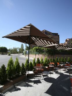 Guarda-sol ibiza en un restaurante de Madrid