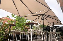 Parasol Indus en la terraza de un restaurante de Madrid