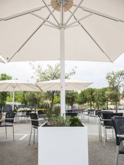 Parasol Bahía abierto en la terraza de un restaurante 