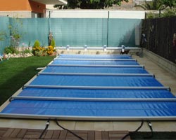 Cobertor deslizante de seguridad desplegado en piscina