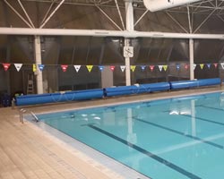Instalación fija de cubiertas en enrolladores para piscina pública