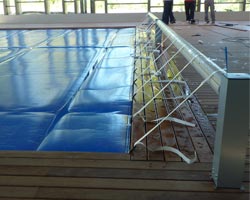 Instalación fija de un cobertor desplegado para piscina