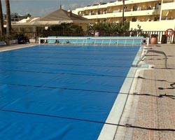 Instalación fija de cobertores para piscina pública