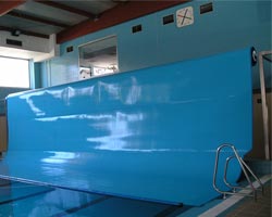Instalación elevada de un enrollador para cobertores en piscina interior