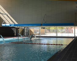 Instalación elevada de un enrollador para cobertores de piscina pública