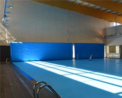 Instalación elevada de un enrollador para cobertores en piscina pública