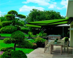 Awning ma6000 green in garden with table and chairs