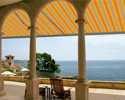 Awning ma6000 on terrace with porches in front of the sea