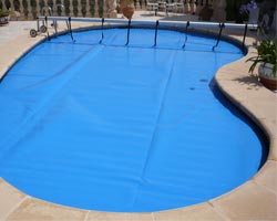 Cobertor flotante térmico mousse 5mm en piscina particular