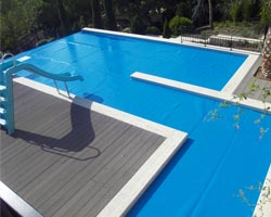 Floating thermal blanket in pool with slide