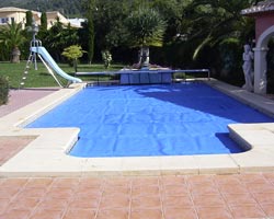 Cobertor flotante térmico en piscina con tobogán