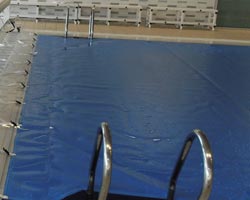 Cobertor flotante térmico reforzado 415 en piscina interior