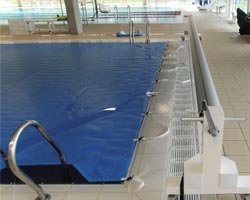 Cobertor flotante térmico reforzado 415 en piscina interior