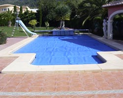 Cobertor flotante térmico reforzado 415 en piscina particular con tobogán