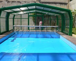 Superflex thermal floating blanket in pool with shed