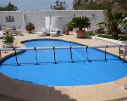 Superflex thermal floating blanket in private oval pool