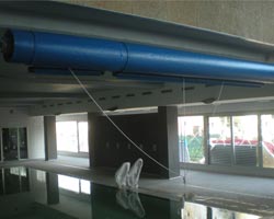Enrollador fijo en techo en piscina interior