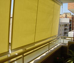 Toldo eurosol stor vertical amarillo en terraza de edificio