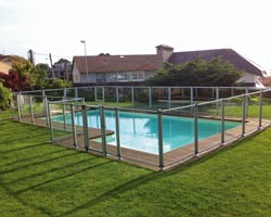 Valla de protección transparent en piscina en jardín