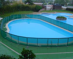 Valla de protección flash verde en piscina ovalada de cámping