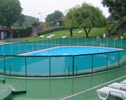 Valla de protección flash verde en piscina