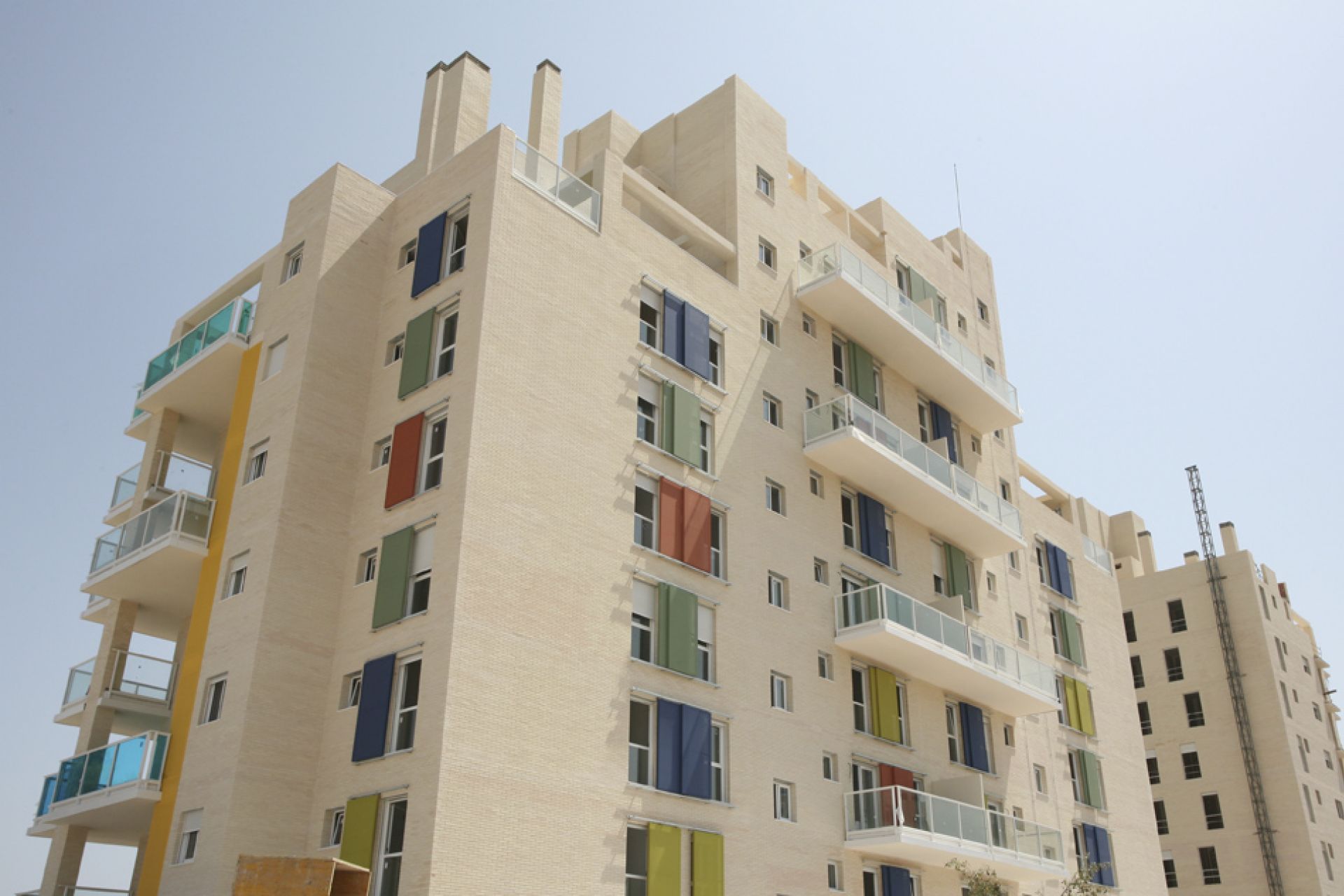 Building with colored i-tensing panels