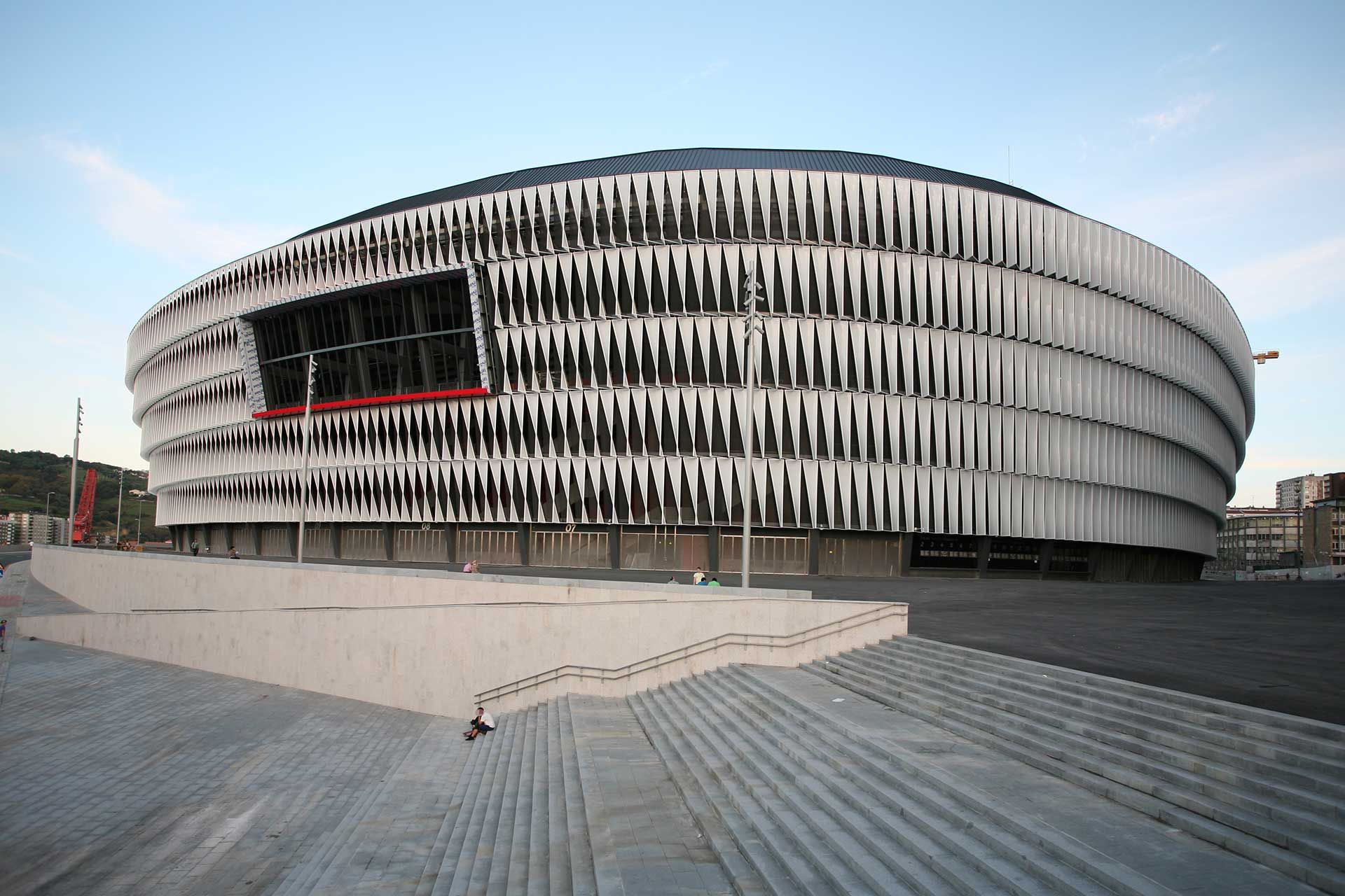 Vista de la fachada etfe del estadio san mames