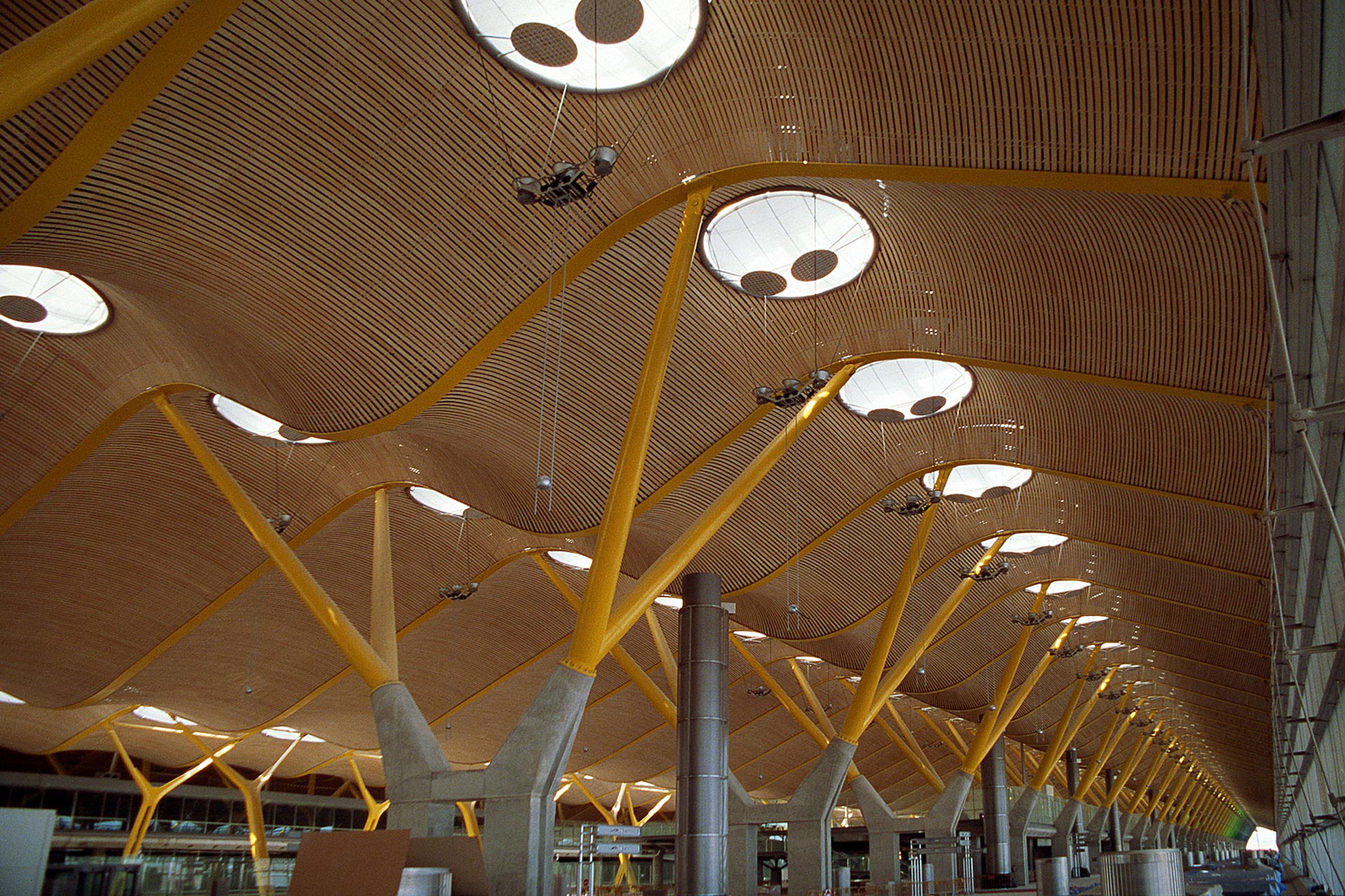 Cubierta de madera con lucernarios ETFE en el Aeropuerto de Barajas