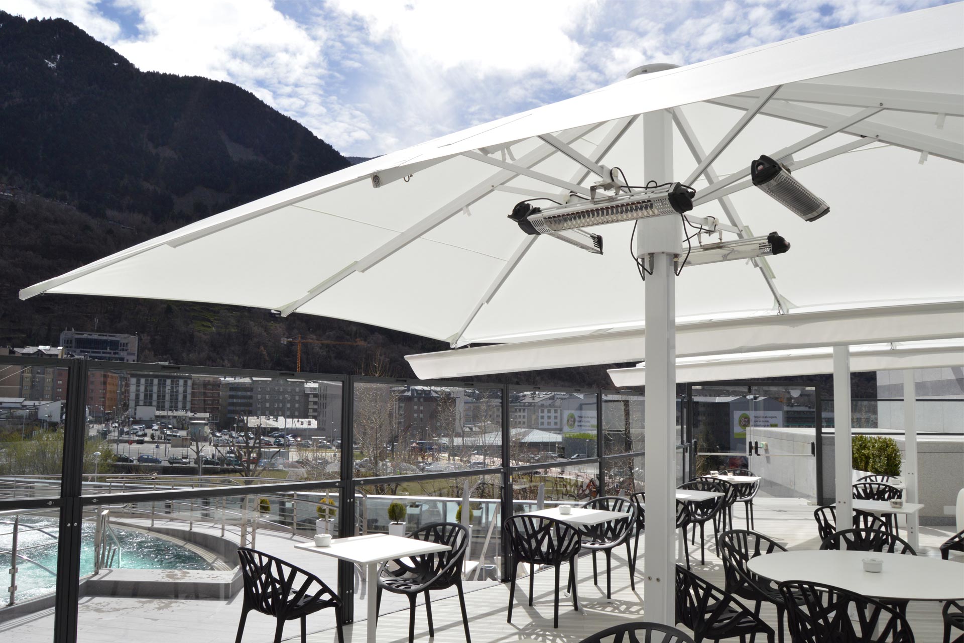 Terraza de Caldea en Andorra con cerramientos laterales y parasoles azores con calefacción