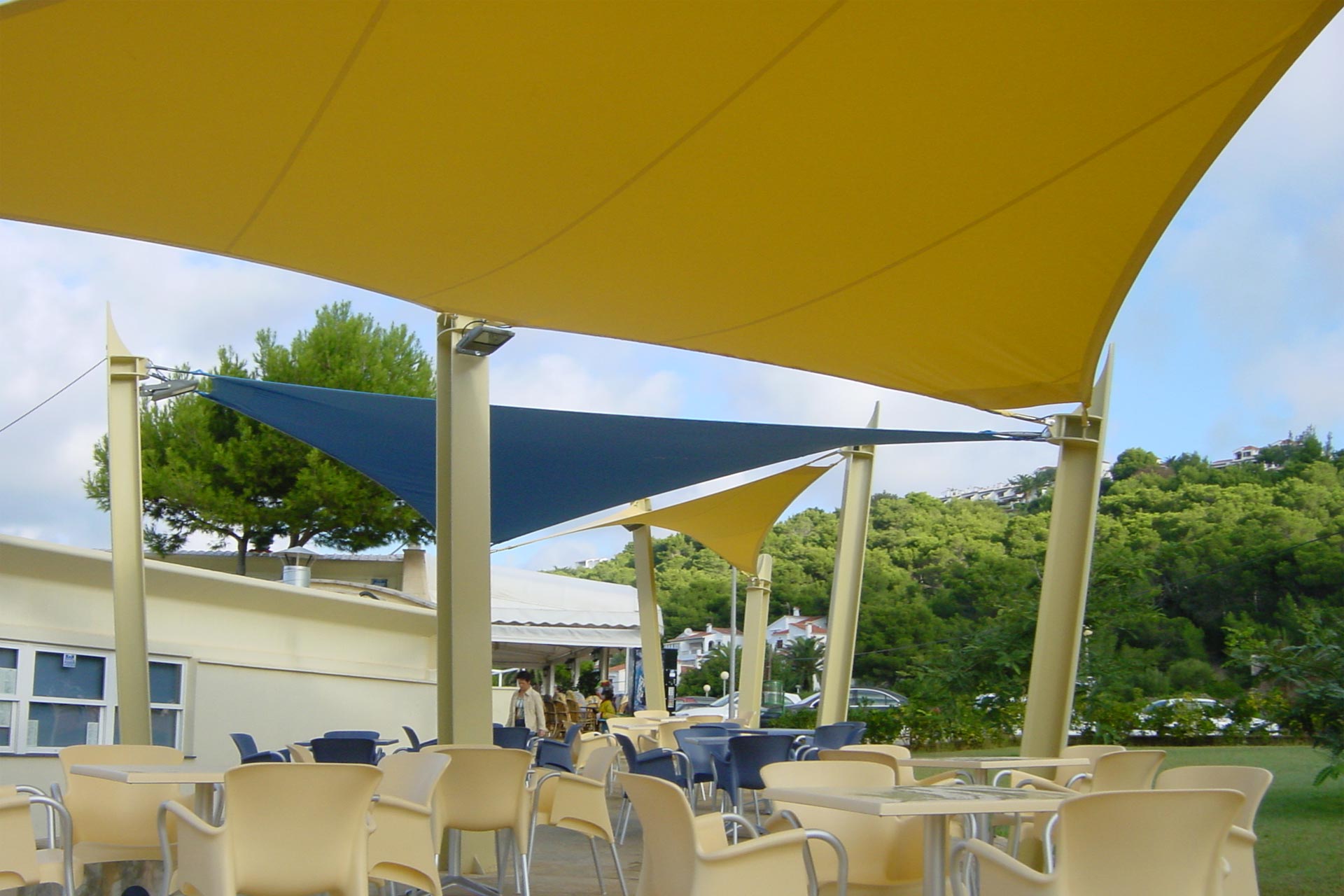 Estructura tensada triangular para terraza del restaurante can huguet