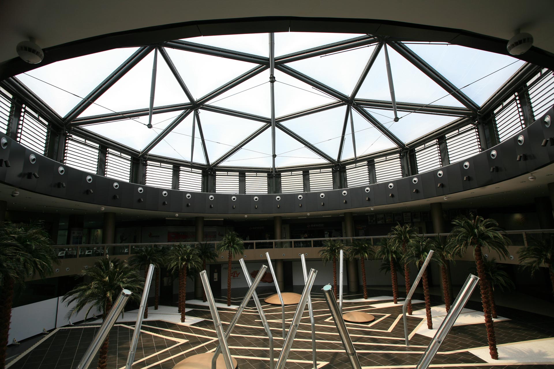 Cubierta ETFE transparente circular en centro comercial El tiro