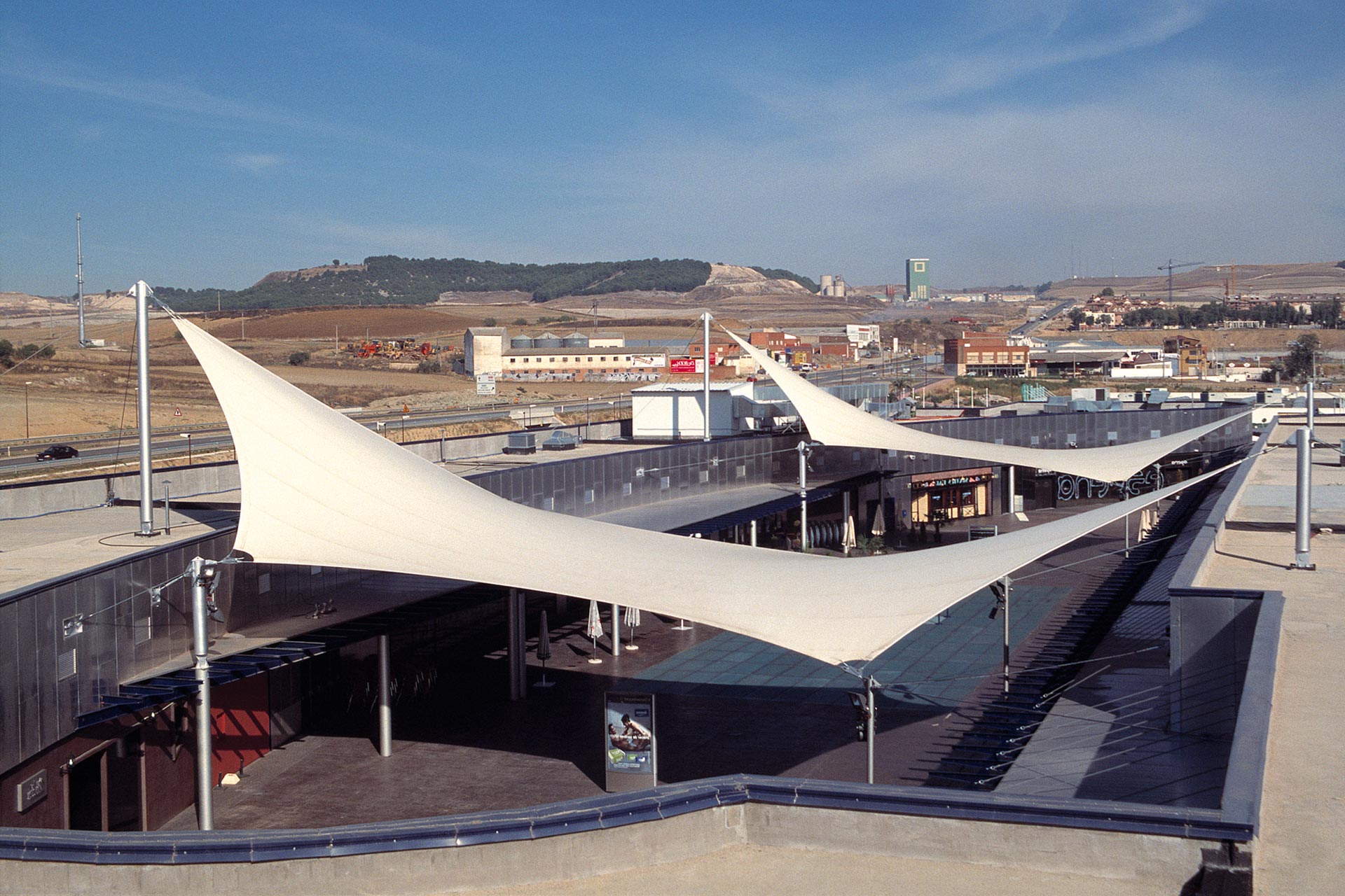 Estructuras tensadas con dos vértices elevados en centro comercial Equinoccio park