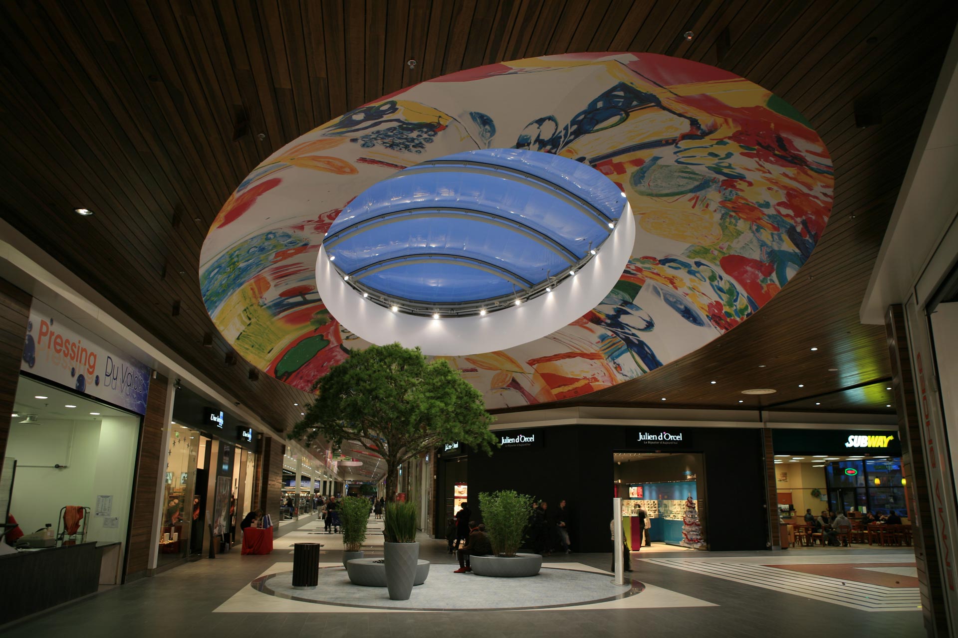 Cubierta ETFE vista des de dentro del centro comercial Leclerc