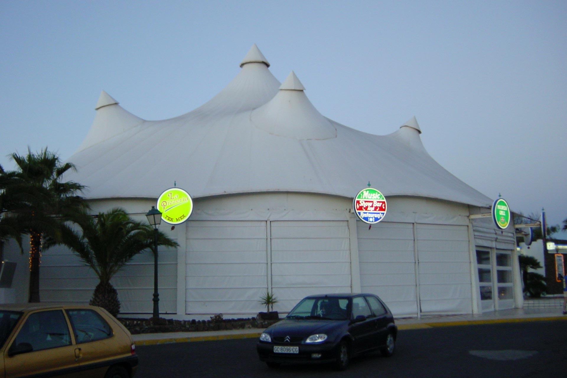 Estructura tensada cerraca en forma de carpa de circo para las hostelería de Los Zocos