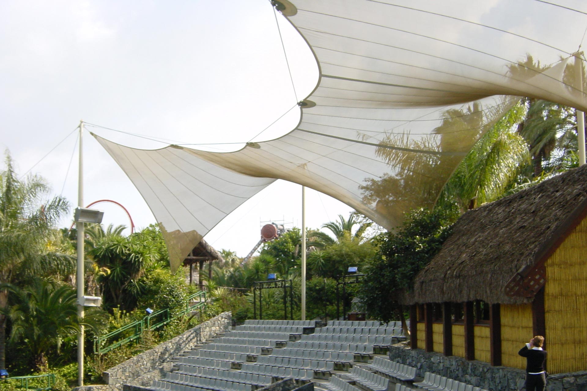 Estructura tensada cubriendo las graderías de un escenario al aire libre en parque temático Port Av