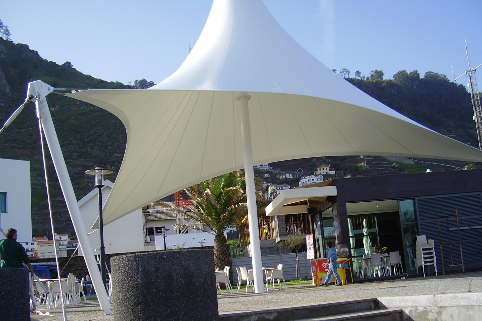 Estructura tensada en terraza de restaurante Porto moniz