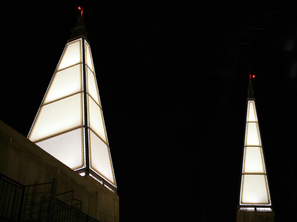 Estructura tensada con material PTFE en las torres de murcia por la noche iluminadas
